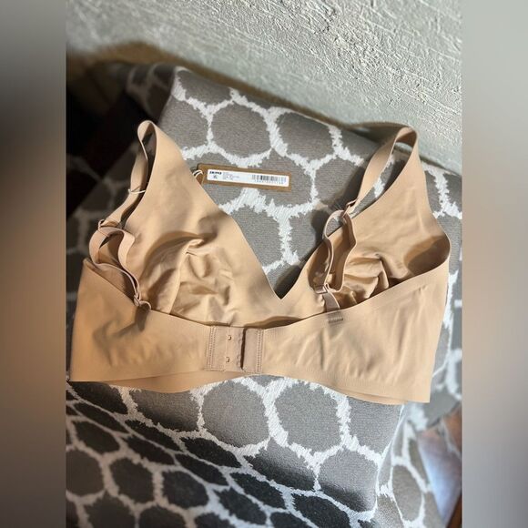 SKIMS NWT naked v plunge. Amazing intimates that feel like skin. Great gift NWT - Picture 5 of 5